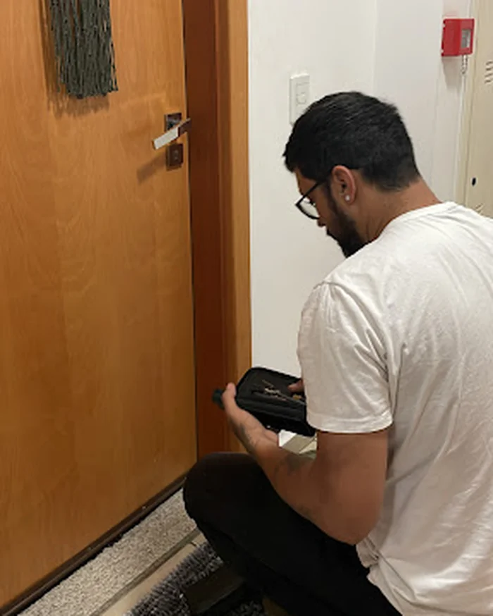 Técnico do Chaveiro Online realizando abertura de porta residencial em Goiânia