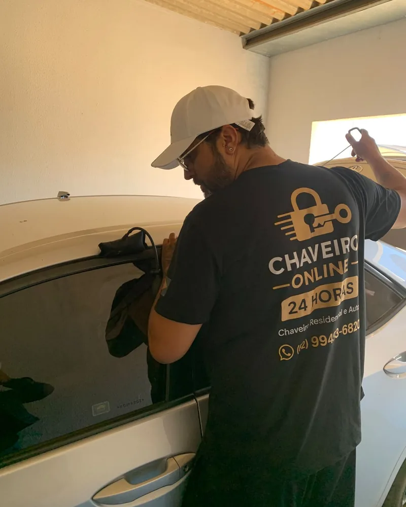 Técnico uniformizado do Chaveiro Online realizando abertura de carro em Goiânia