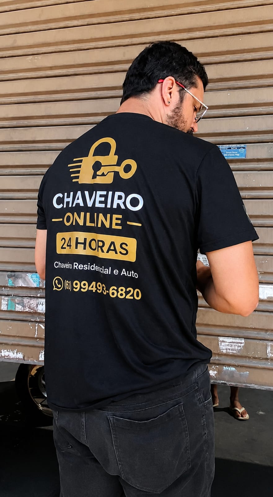 Técnico do Chaveiro Online 24 horas em Goiânia uniformizado pronto para atendimento emergencial