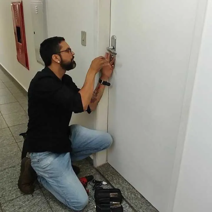 Chaveiro abrindo porta de apartamento trancada sem danificar, no Setor Oeste em Goiânia