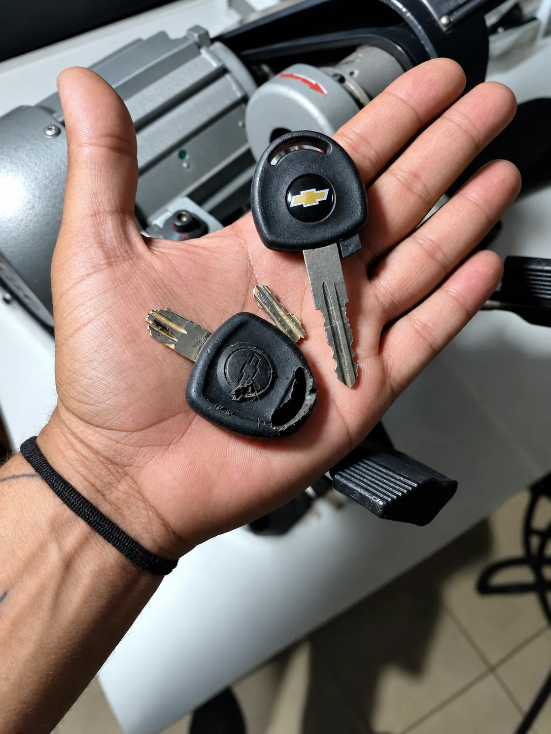 Chave Chevrolet quebrada ao lado da nova chave codificada feita pelo Chaveiro Online no Jardim Goiás, Goiânia