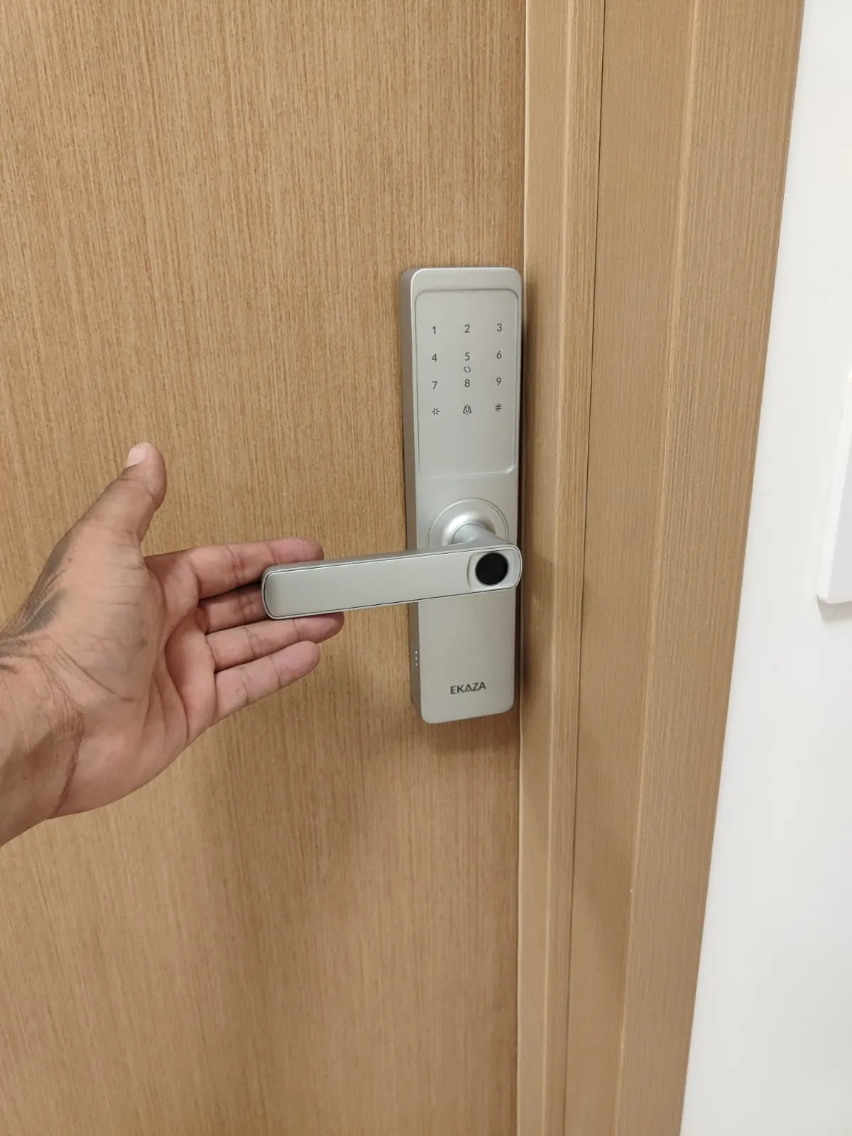 Fechadura digital com senha e biometria instalada pelo Chaveiro Online em porta de apartamento no Jardim América, Goiânia